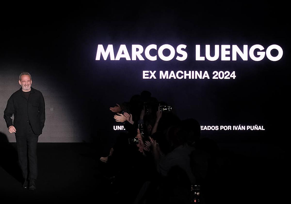 Marcos Luengo saluda al terminar el desfile.