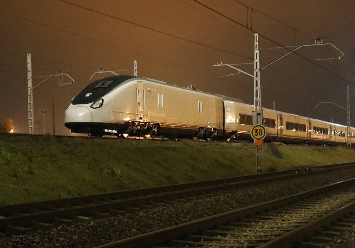 Una unidad del tren Avril, que operará en las próximas semanas en la línea Gijón-Madrid en su versión AVE y AVLO.