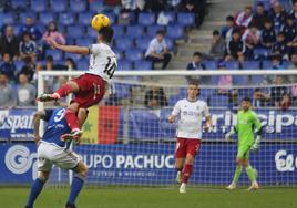 Jugada en el partido entre el Oviedo y el Burgos.