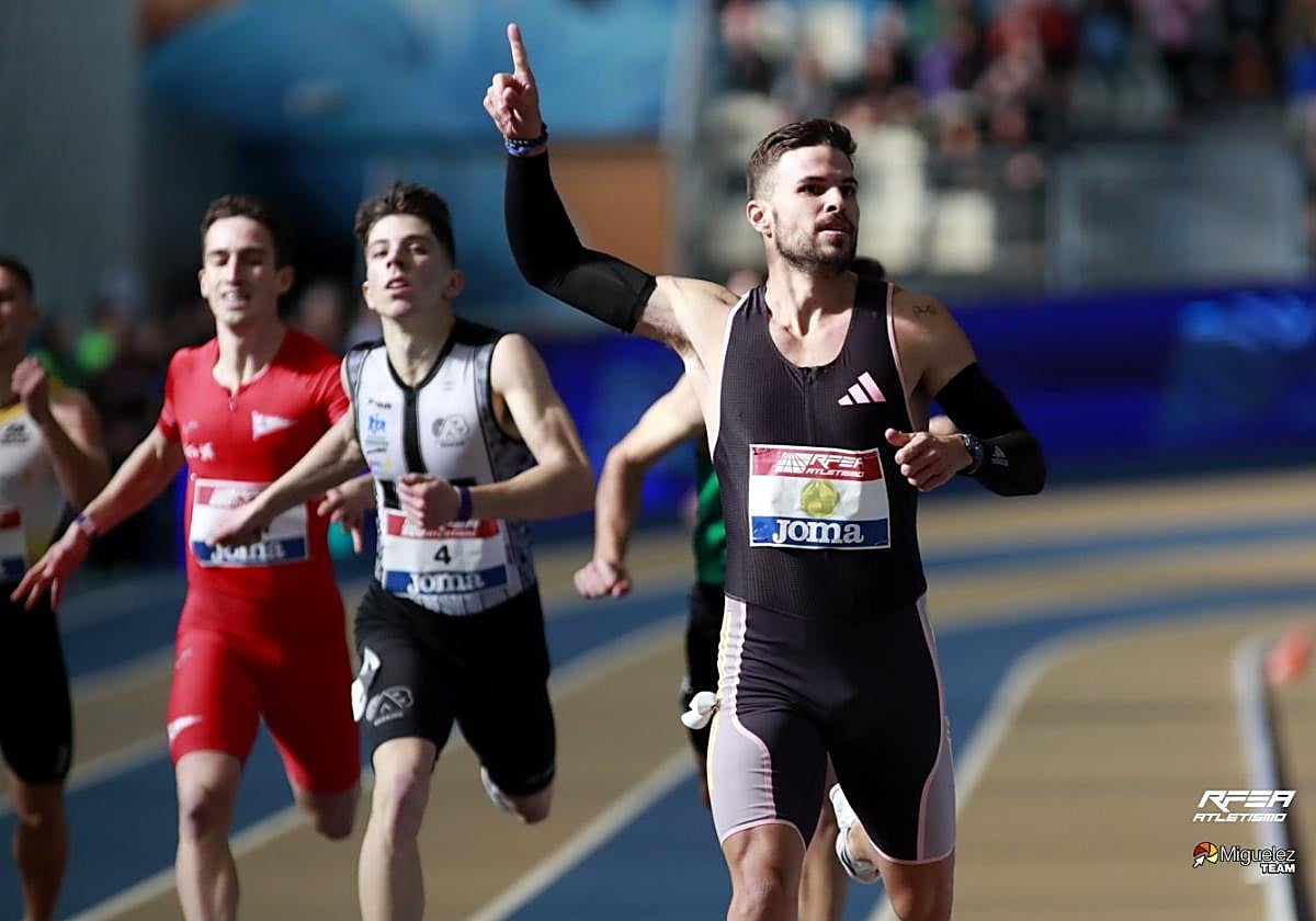 Manu Bea, a la izquierda, llegó cuarto tras un Husillos superior.