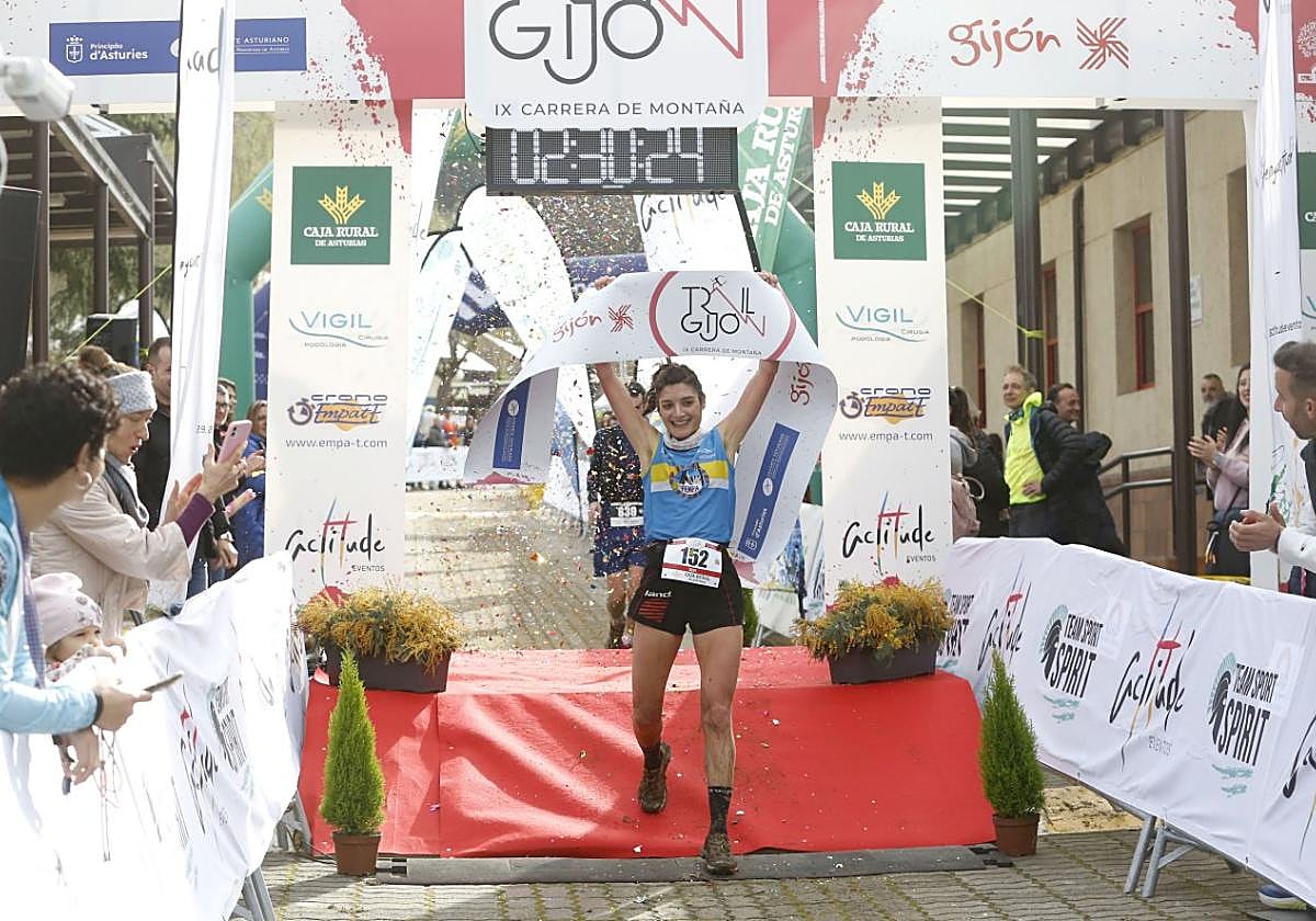 Silvia Álvarez entra victoriosa en meta en la prueba femenina entre los aplausos de los aficionados.
