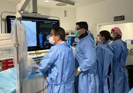 Un momento de la pionera intervención de angiosplastia realizada por el equipo de Cardiología del HUCA.