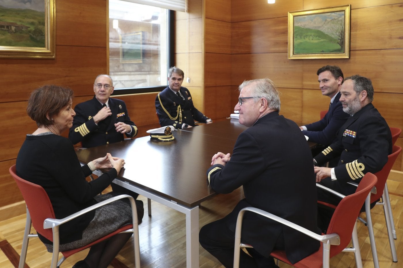 Carmen Moriyón y Jorge González-Palacios, durante su recepción al almirante jefe del Arsenal Militar de Ferrol, Ignacio Frutos, acompañado entre otros por el comandante naval de Gijón, Luis Vicente Márquez.