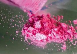 Ese polvo rosa no es cocaína: ¿qué es la peligrosa droga que contenía la bebida energética del menor fallecido en Getafe?