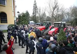 Enfrentamientos entre los manifestantes y la Policía a las puertas de Presidencia, el pasado jueves 8 de febrero.