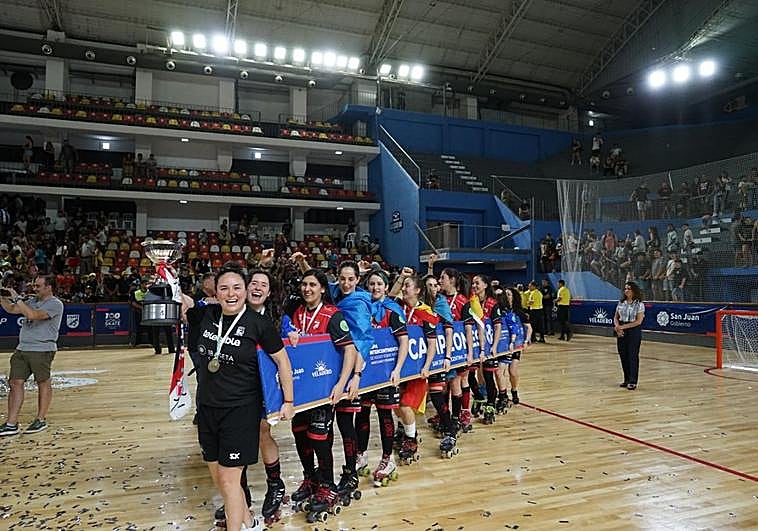 La entrenadora Natasha Lee y las jugadoras del Telecable, en plena celebración, en el pabellón Aldo Cantoni de San Juan, en Argentina.