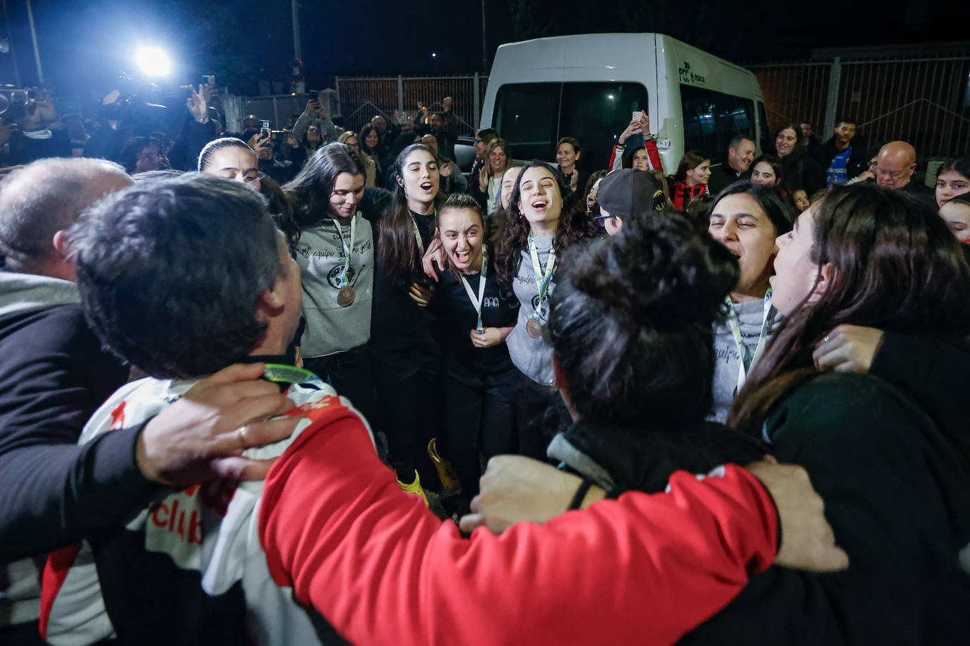 Así ha sido el recibimiento de Gijón a las campeonas del Telecable Hockey