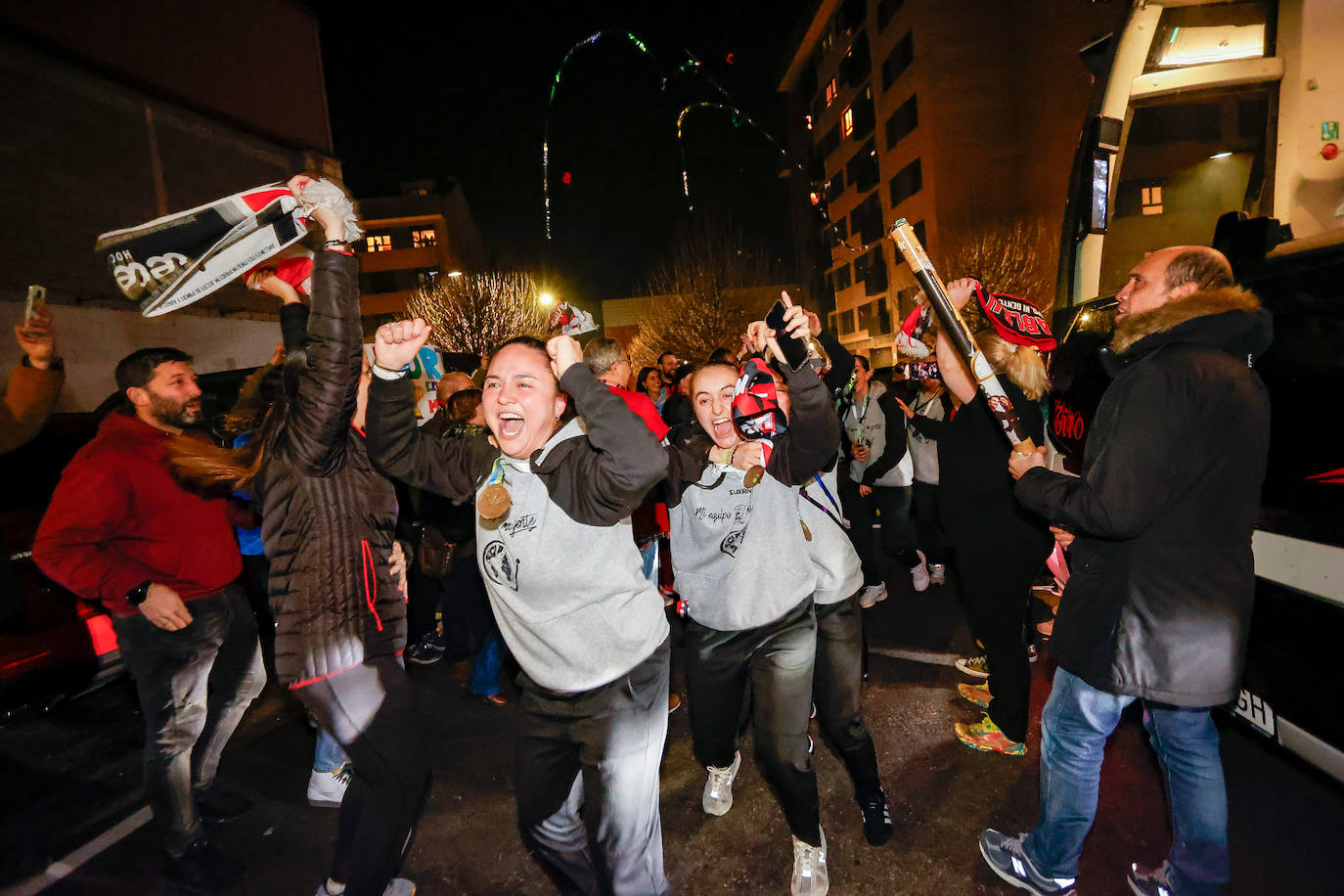 Así ha sido el recibimiento de Gijón a las campeonas del Telecable Hockey