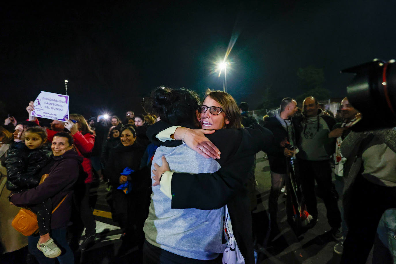 Así ha sido el recibimiento de Gijón a las campeonas del Telecable Hockey