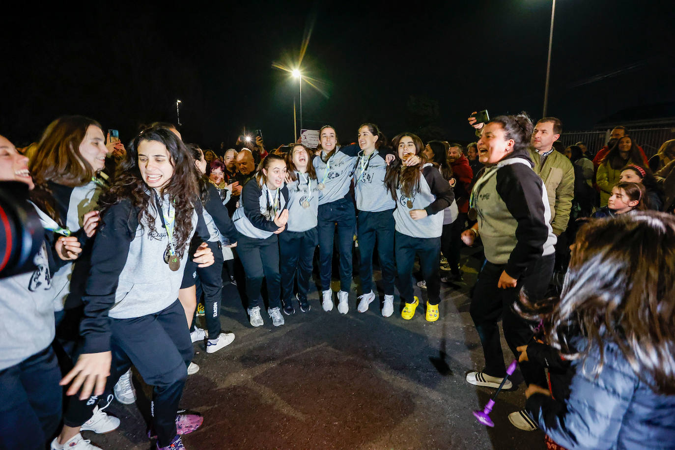 Así ha sido el recibimiento de Gijón a las campeonas del Telecable Hockey