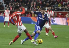 Una jugada del derbi asturiano Sporting-Oviedo, que se disputó en El Molinón.