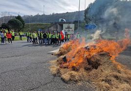 Los ganaderos y agricultores quemaron sacos de paja en Unquera como acto de protesta para exigir precios justos, menos burocracia y acabar con la competencia desleal.