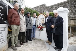 Manuel Bordé, Jesús Santos Villagrá, Pedro Hernández, Juan García Peón, Janel Cuesta y Alberto Estrada, junto a la tumba de Arturo Fernández, en Ceares, con un ramo de flores de Gijón Participa.
