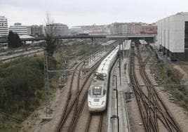 Un tren Alvia, a su salida desde la estación provisional de Gijón.