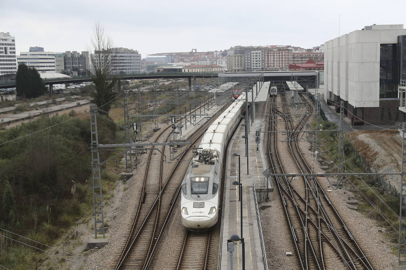 Un tren Alvia, a su salida desde la estación provisional de Gijón.