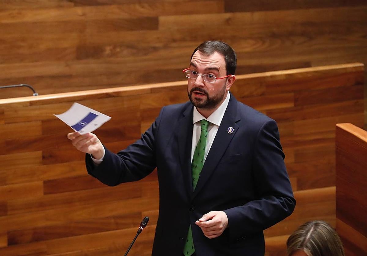 Adrián Barbón, esta mañana en el pleno de la Junta General.