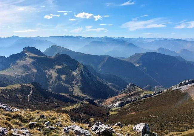 Desde el Campigüeños, mirando Redes: hacia la Carrasca, La Senda y el Requexón de Valdunes