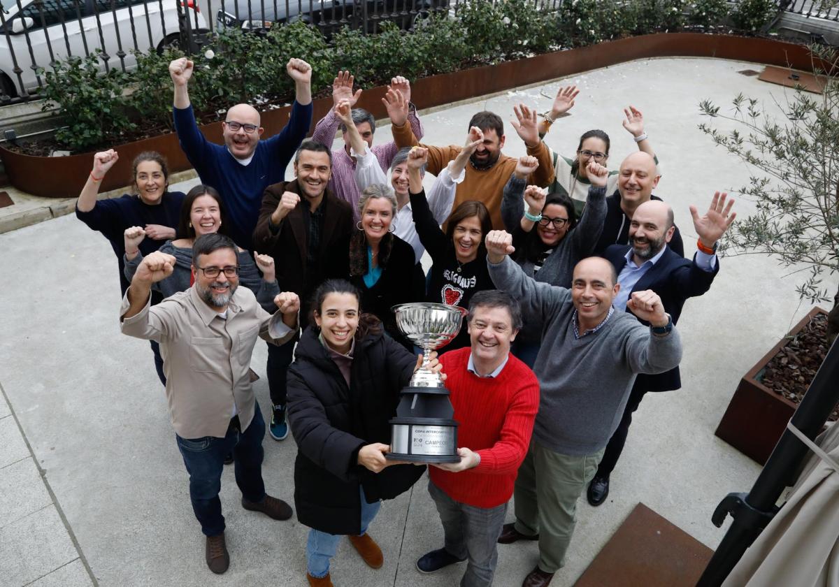 El equipo del Telecable visitó ayer EL COMERCIO para compartir la Copa Intercontinental recientemente conquistada en Argentina.