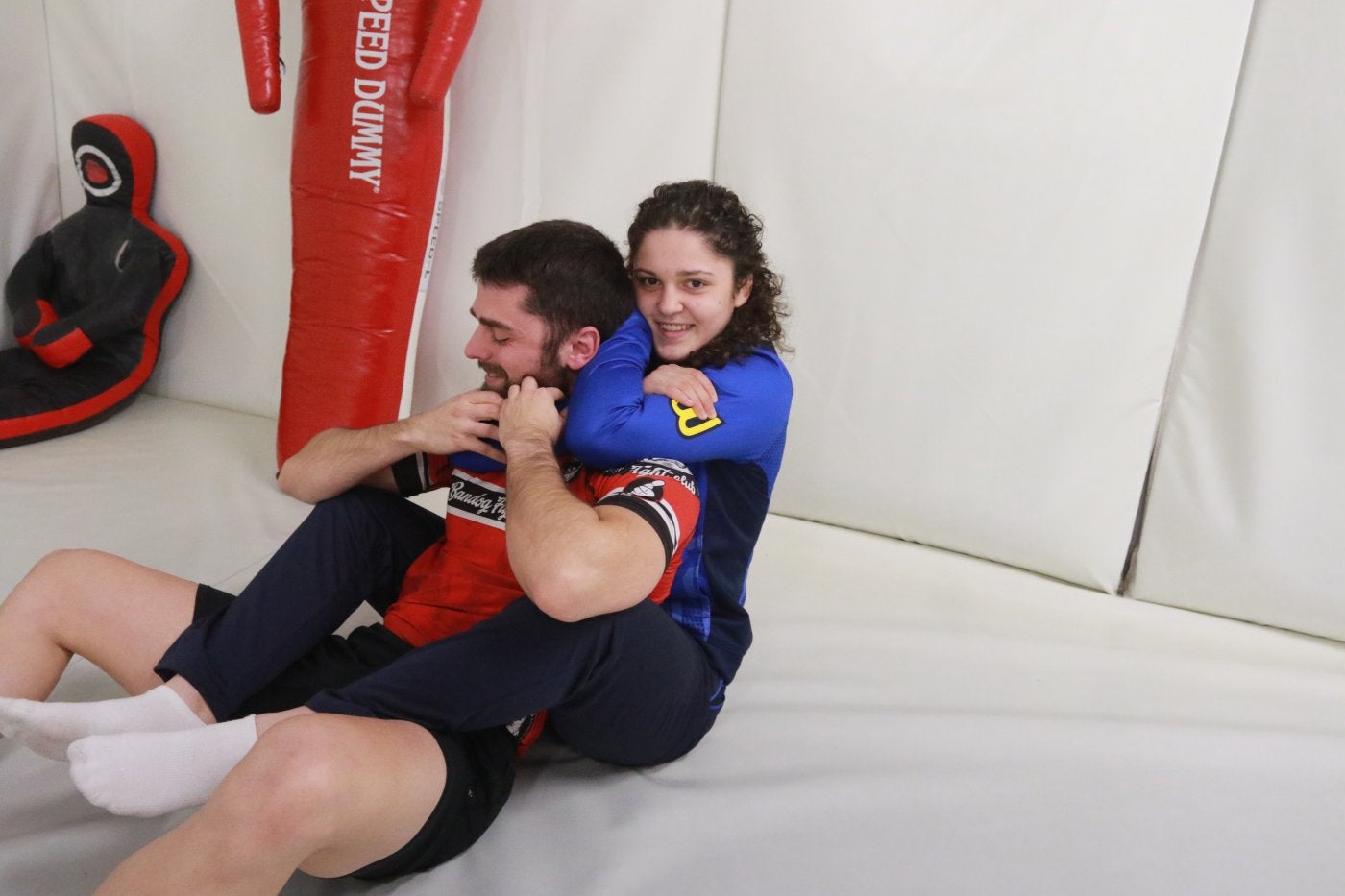 Merche García hace una llave a un compañero de equipo.