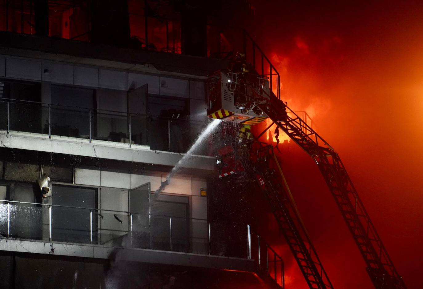 Terrorífico incendio en un edificio de Valencia: las imágenes del fuego