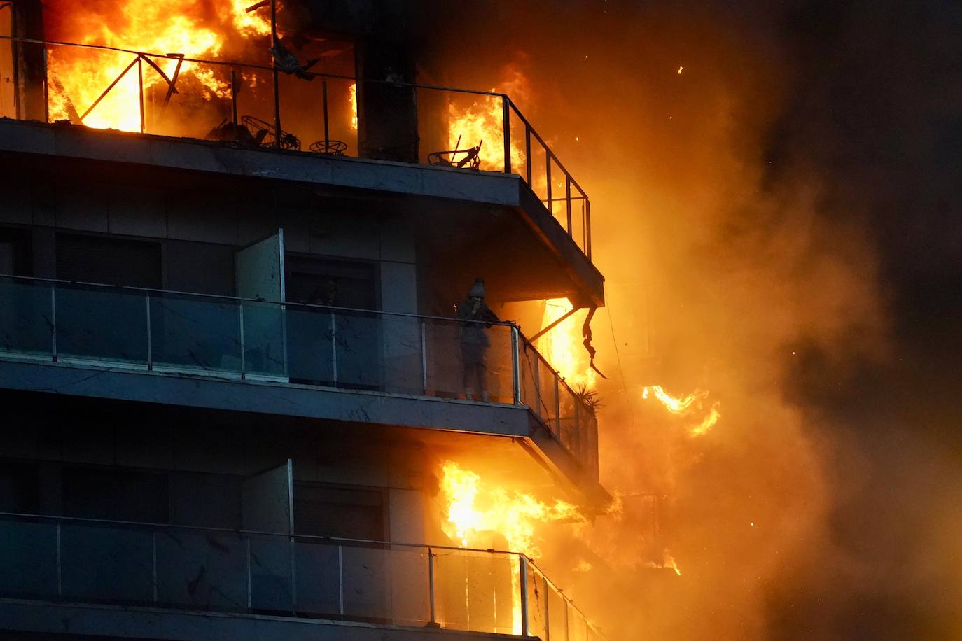 Terrorífico incendio en un edificio de Valencia: las imágenes del fuego