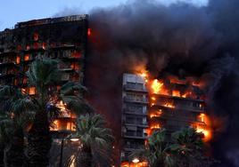Terrorífico incendio en un edificio de Valencia: las imágenes del fuego