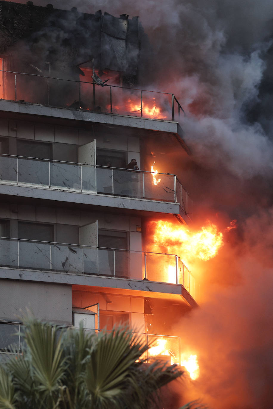 Terrorífico incendio en un edificio de Valencia: las imágenes del fuego