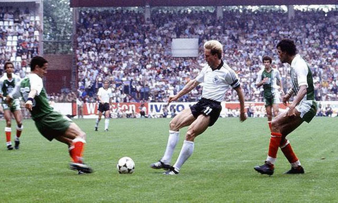 Rummenigge en una jugada del partido del Mundial de España celebrado en El Molinón entre Alemania y Argelia