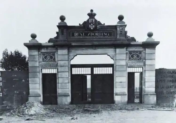 Con las primeras obras de mejora, se dotó al campo de una puerta monumental de entrada.