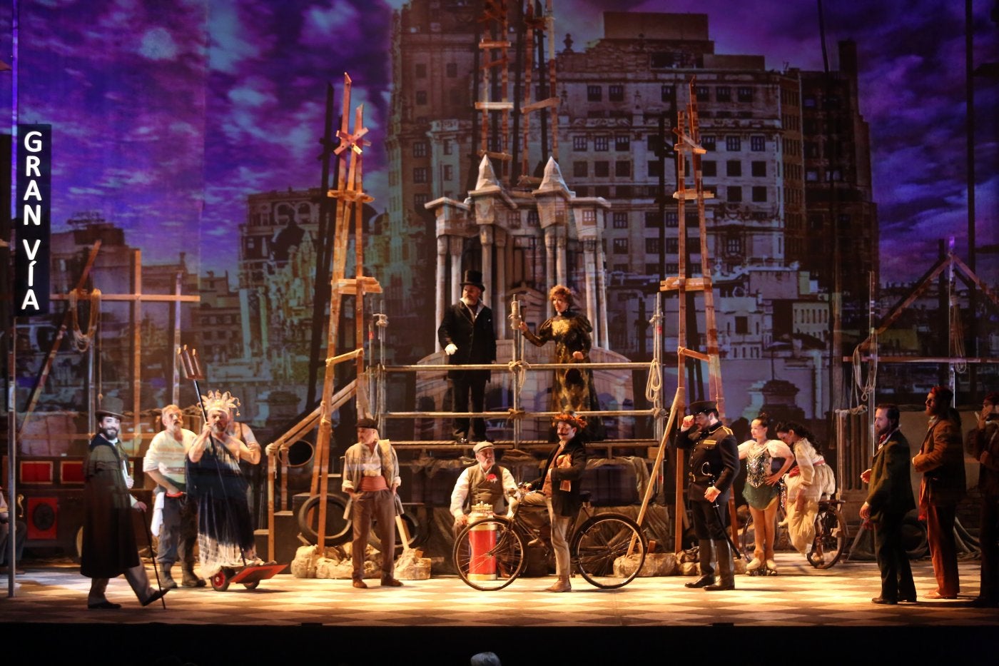 El colorido escenario del Campoamor durante la representación anoche de 'La Gran Vía'.