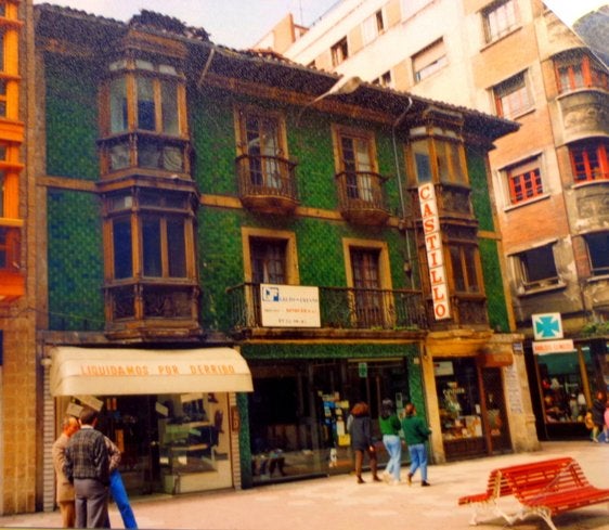 Azotea ajardinada de la farmacia Castillo a finales del siglo XIX. Edificio original de la farmacia Castillo en 1990, antes de la reforma ulterior y detalles del ara de la Fortuna Balnearia y de las placas cerámicas de la fachada.