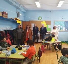 Visita, ayer, al centro educativo de Posada de Llanera.