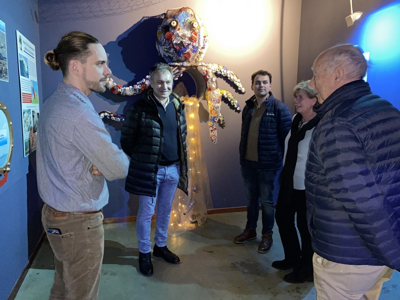 Illán Escalada; el alcalde, Jorge Suárez; el concejal Raúl Heres, Pilar Carrasco y Juan Ramón García, en la inauguración de la muestra.