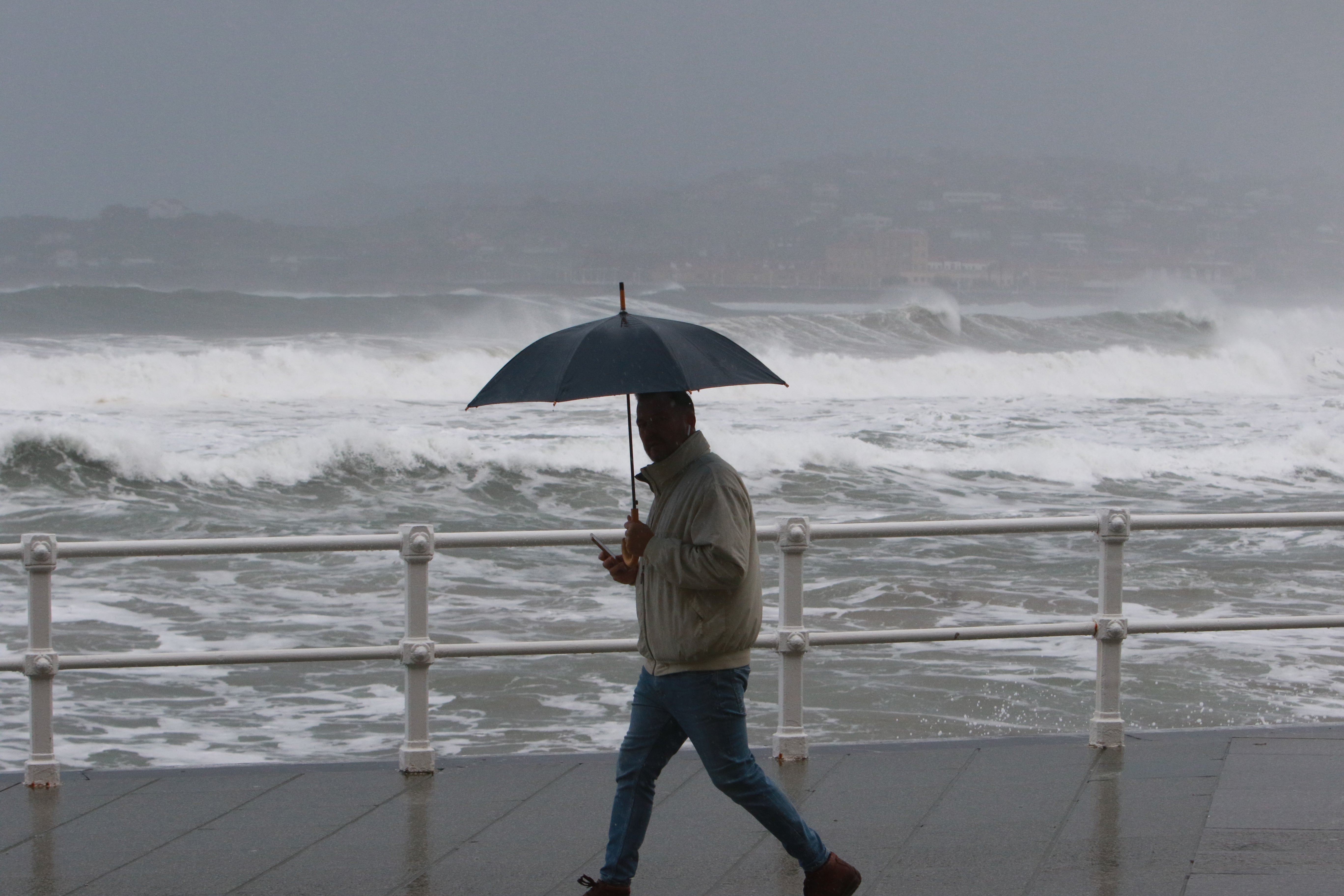 Las imágenes del fuerte oleaje en Gijón