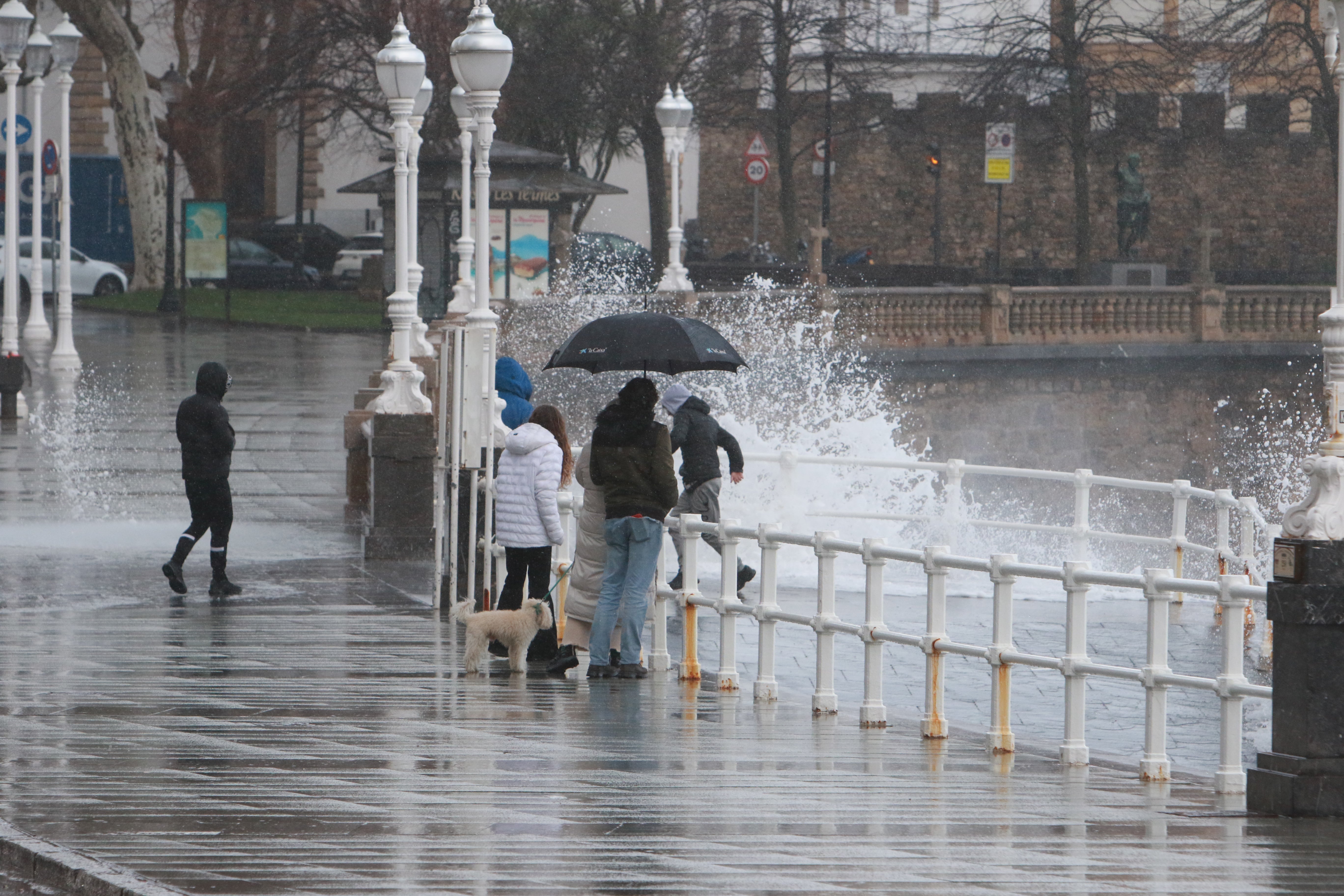 Las imágenes del fuerte oleaje en Gijón