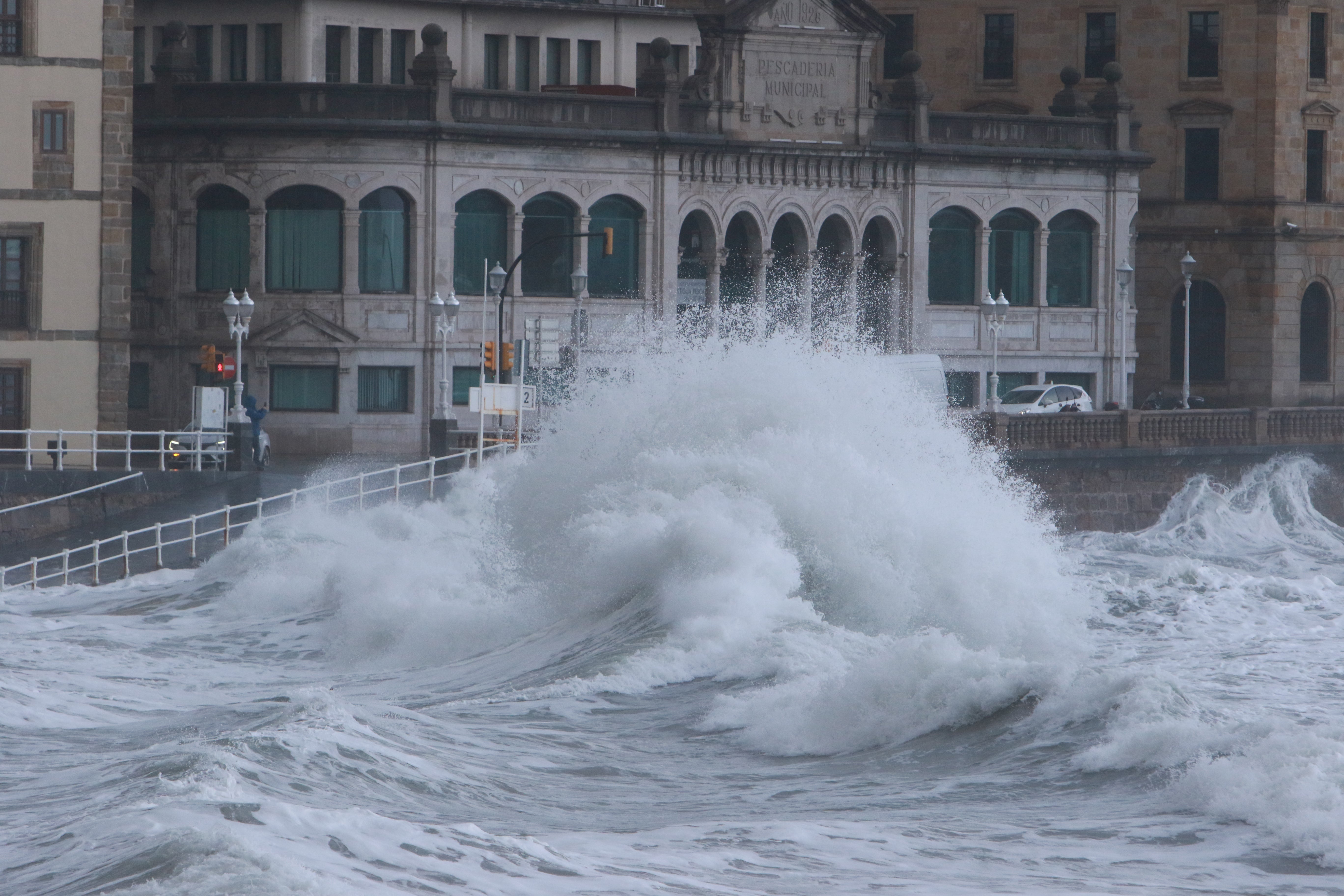 Las imágenes del fuerte oleaje en Gijón