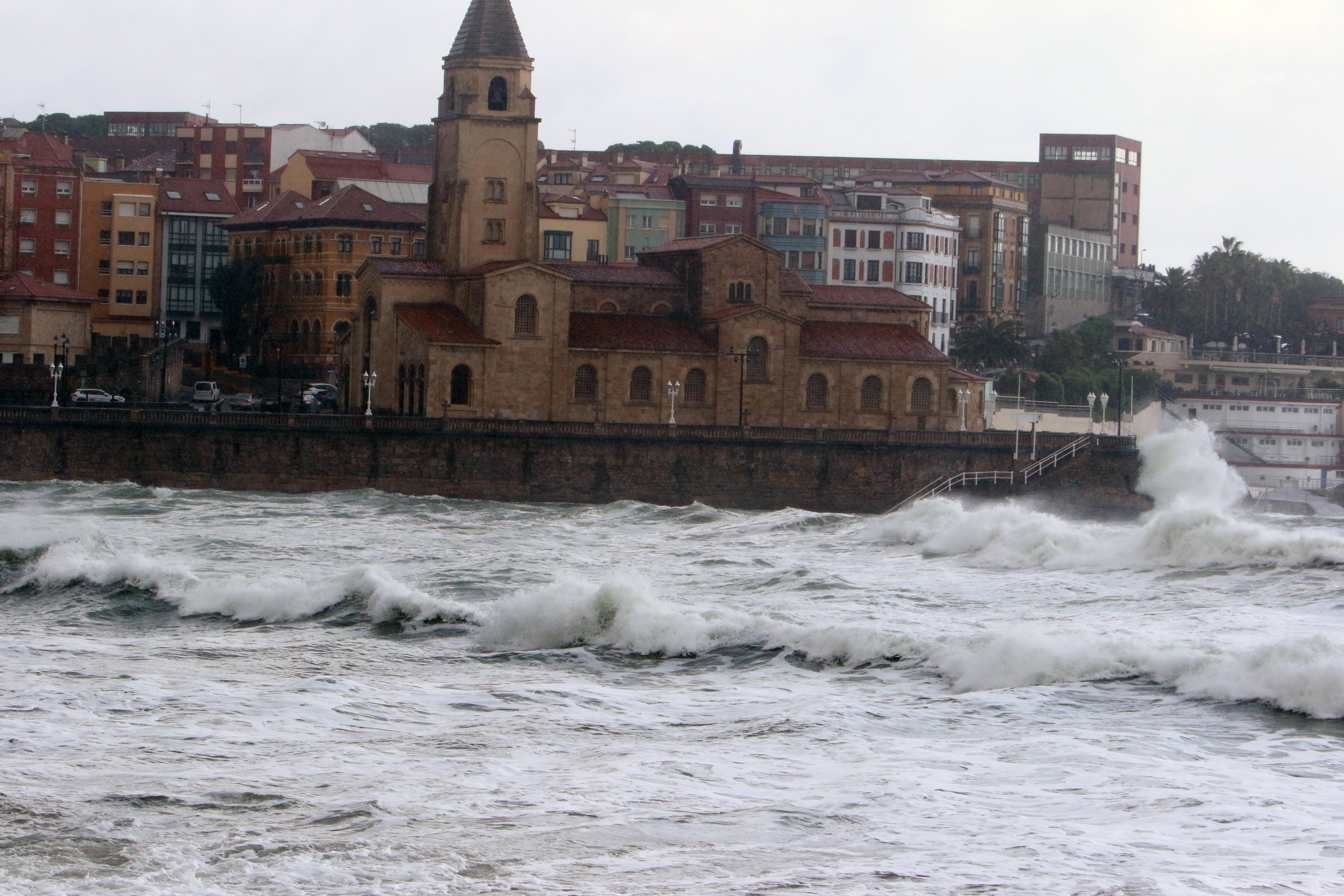 Las imágenes del fuerte oleaje en Gijón