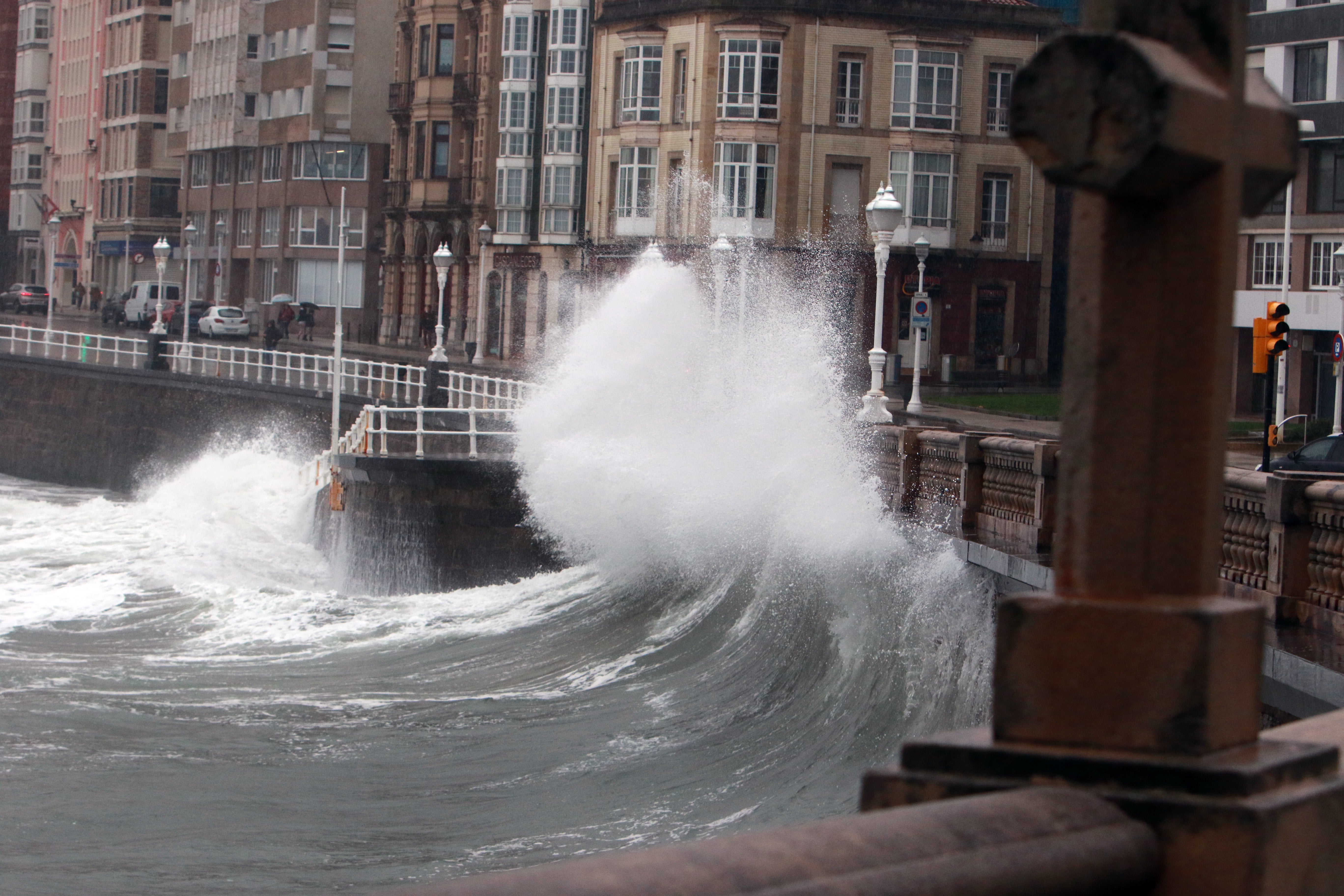 Las imágenes del fuerte oleaje en Gijón