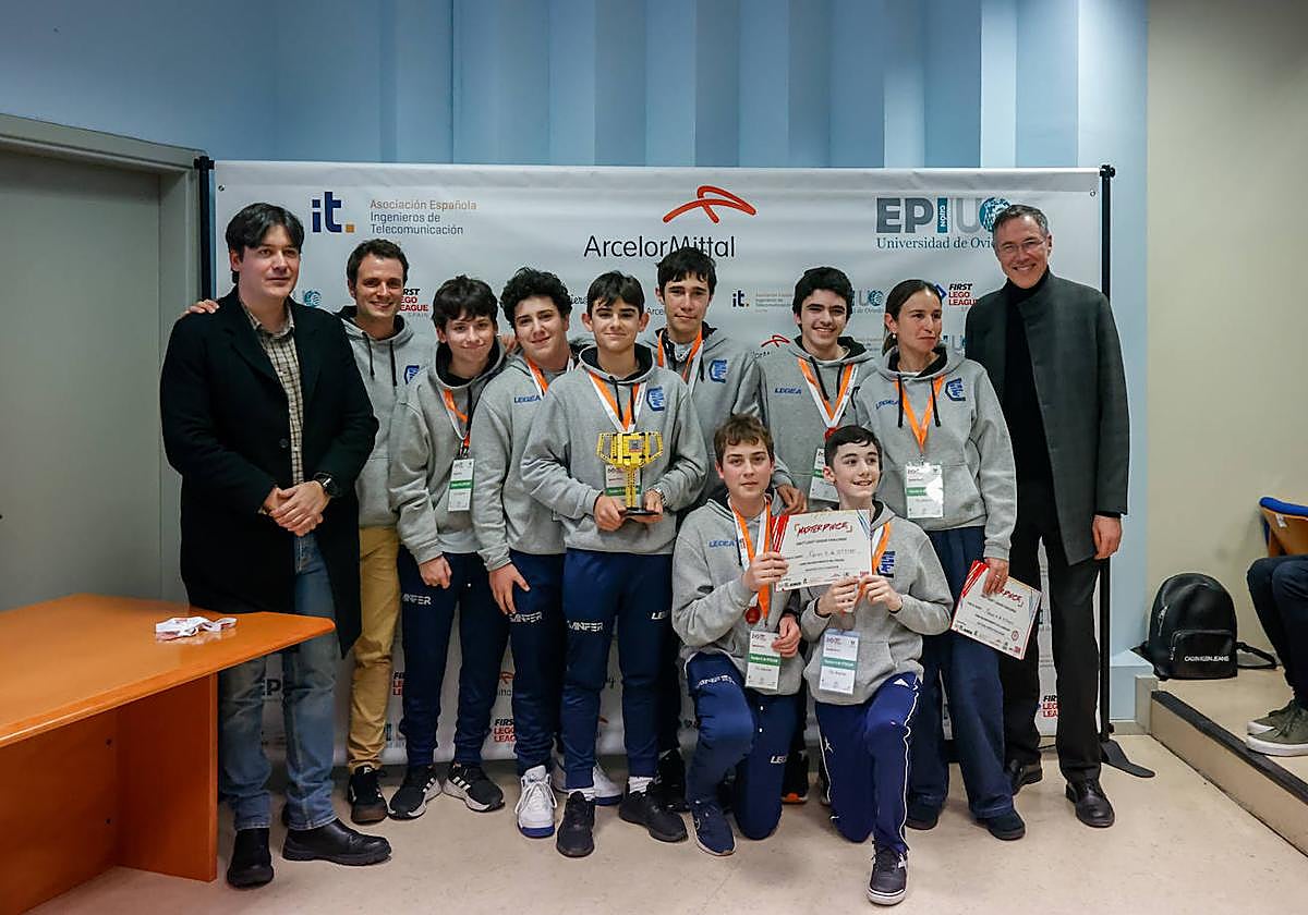 El consejero de Ciencia y el CEO de Arcelor en Asturias, con los ganadores de la fase regional, el C. E. San Fernando de Avilés