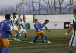 Edu Cortina presiona a un jugador del Guijuelo.