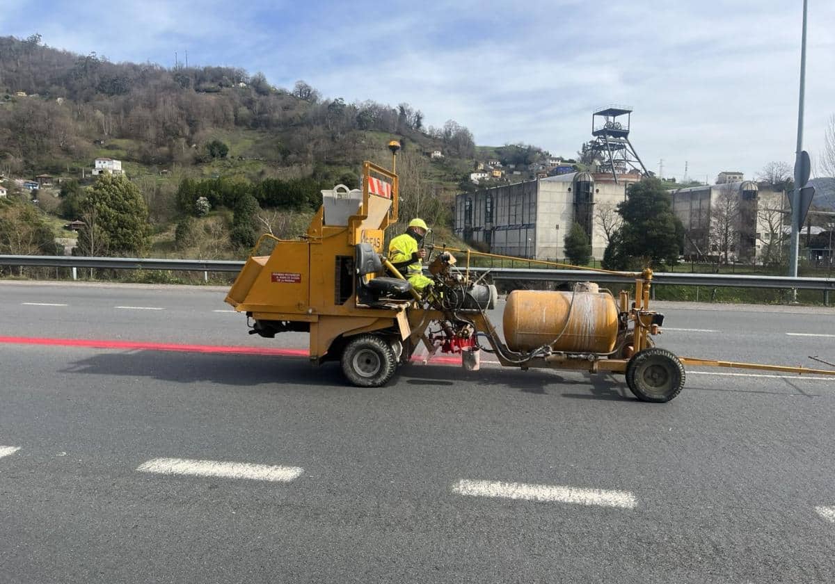 La máquina de pintado de la línea roja, en el corredor del Nalón.