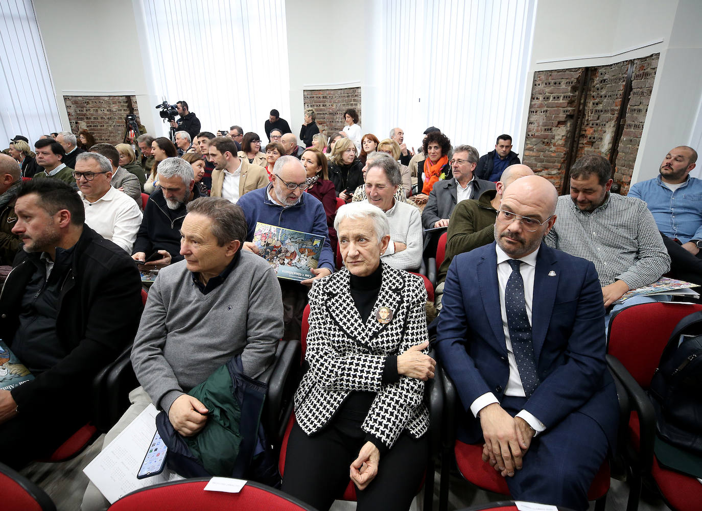 Víctor Manuel recibe en Mieres el Premio Espacio 1910