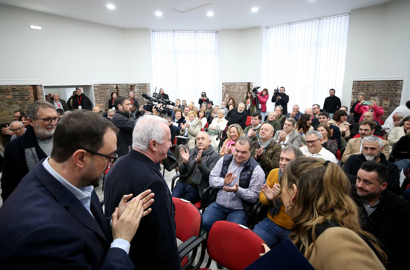 Víctor Manuel recibe en Mieres el Premio Espacio 1910