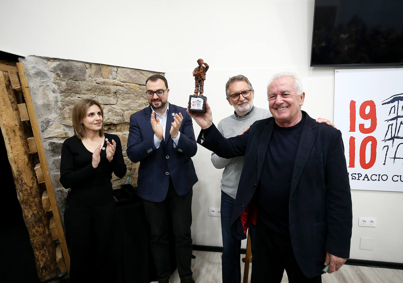 Víctor Manuel recibe en Mieres el Premio Espacio 1910