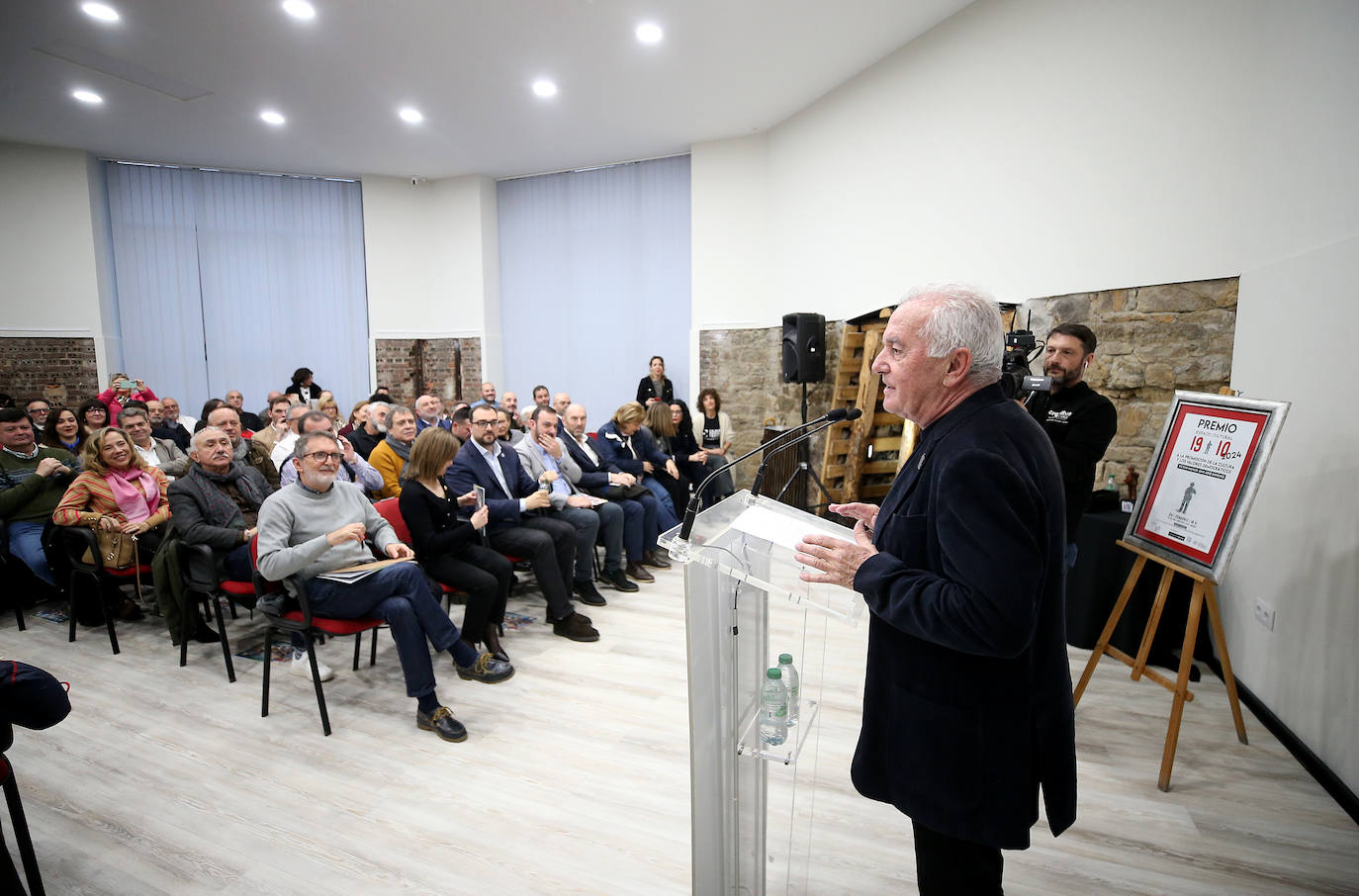 Víctor Manuel recibe en Mieres el Premio Espacio 1910