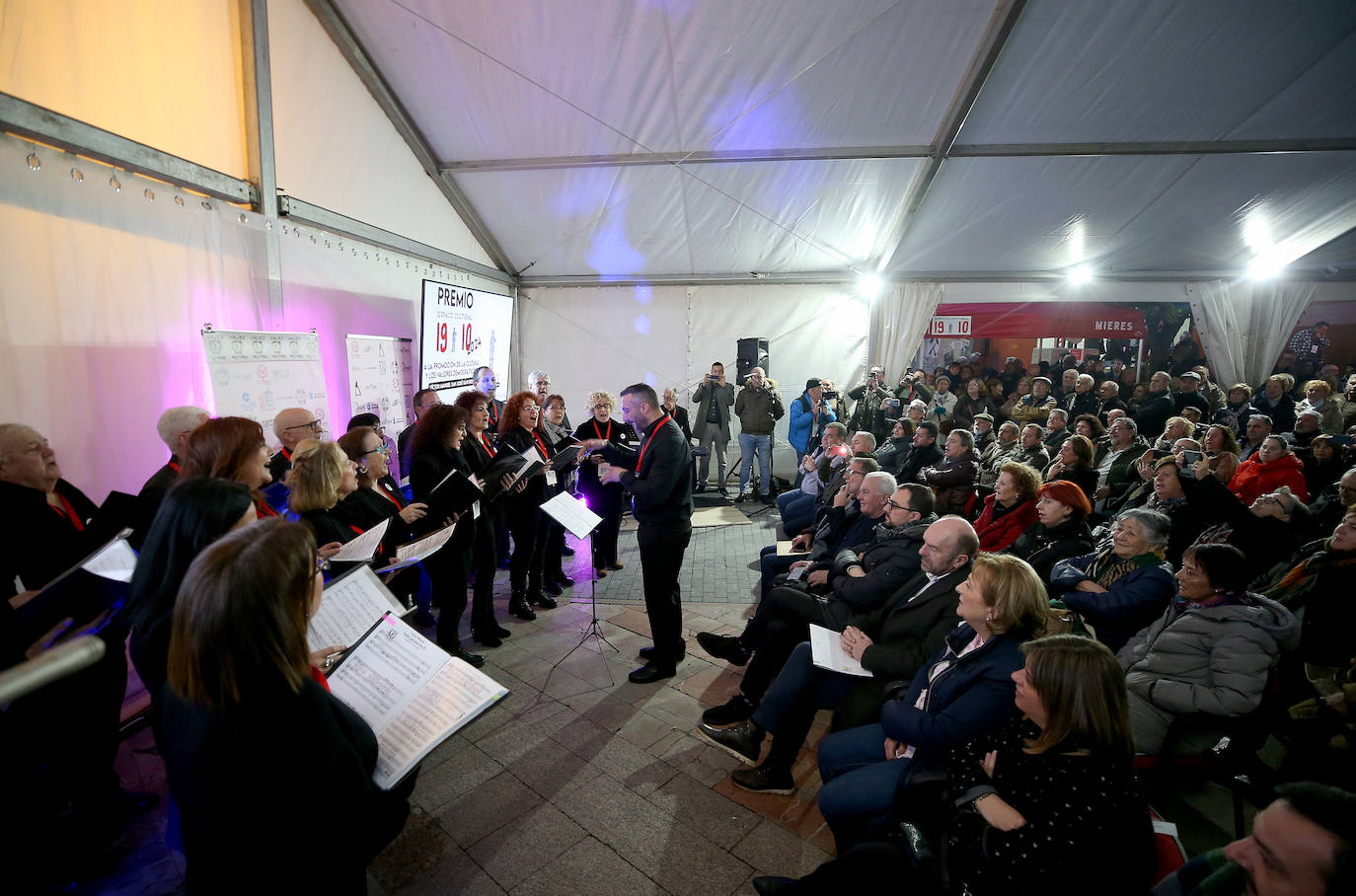 Víctor Manuel recibe en Mieres el Premio Espacio 1910