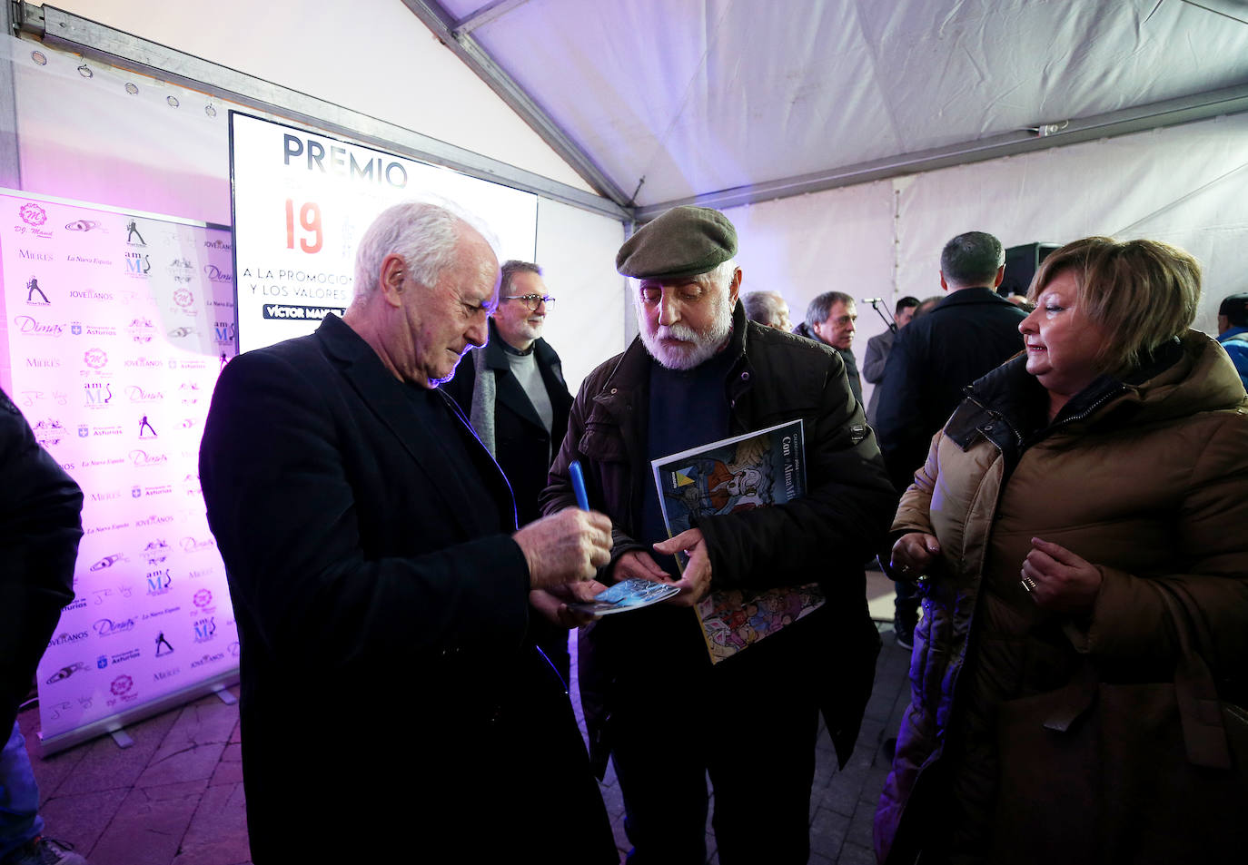 Víctor Manuel recibe en Mieres el Premio Espacio 1910