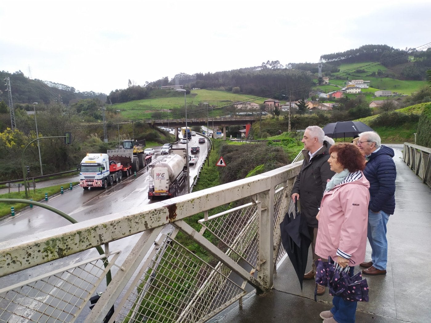 Ángel García y los vecinos de Pervera, en una congestionada zona de El Empalme.