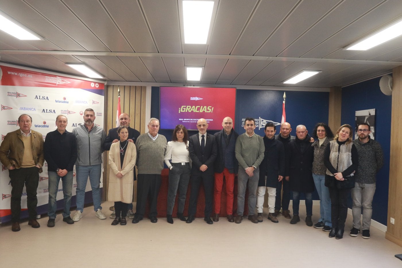 Antonio Corripio, en el centro, con su mujer al lado, respaldado por toda la junta directiva tras su discurso de despedida en la sala polivalente del Grupo Covadonga.