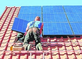 Colocación de placas fotovoltaicas sobre un edificio.